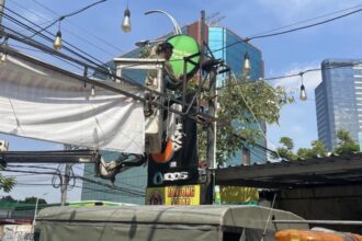 Petugas menertibkan reklame yang habis masa izin di Surabaya/ Foto: Pemkot Surabaya