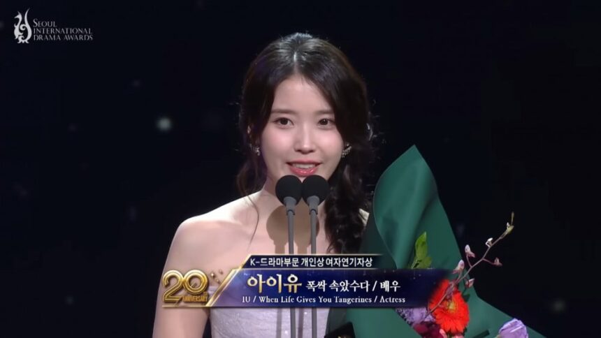 IU saat menerima penghargaan dari Seoul International Drama Award 2025/ Foto: Allkpop