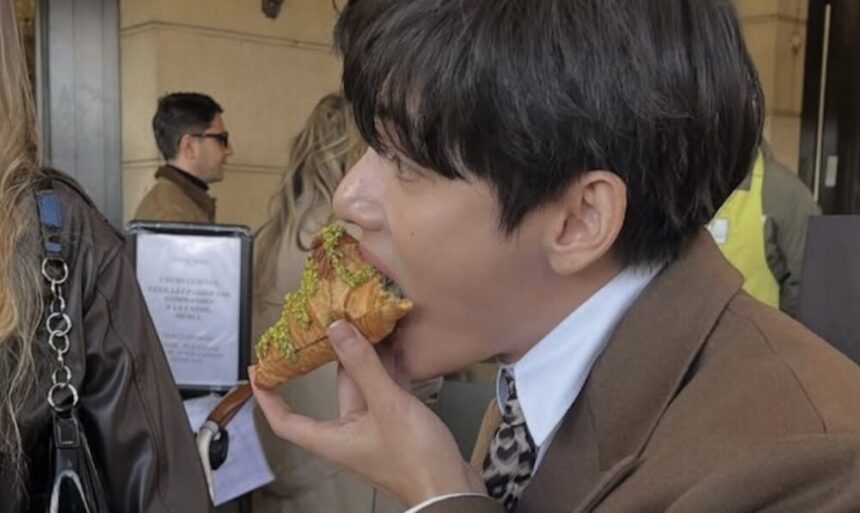Moment V BTS menggigit croissant / Foto: capture allkpop