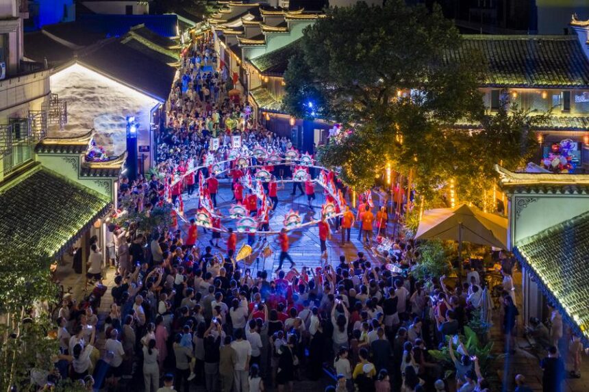 Pesta tradisional yang dirayakan warga menyambut musim gugur di Cina/ Foto: xinhua