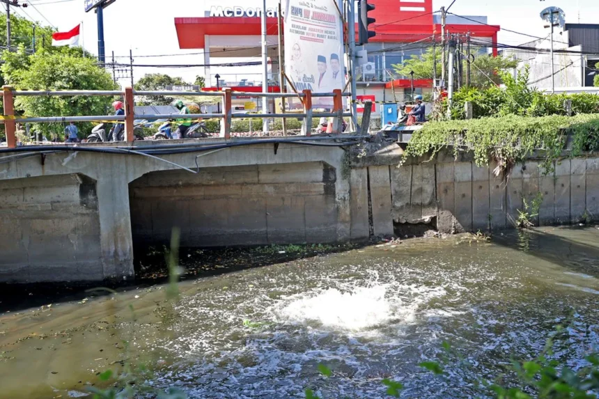 Penampakan semburan di Sungai Rungkut Tengah/ Foto: Pemkot Surabaya