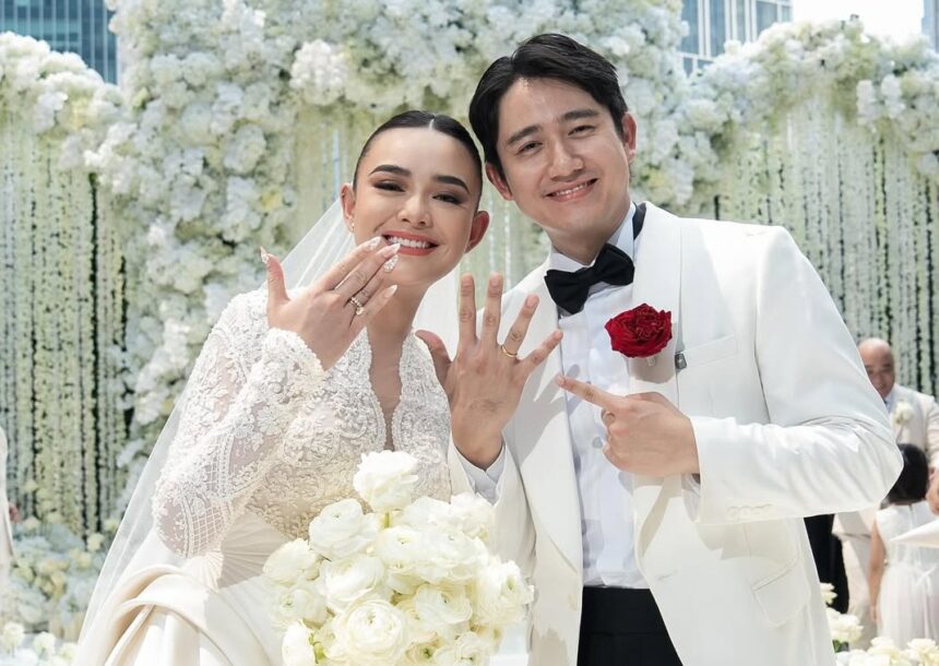 Amanda Manopo dan Kevin Austin menunjukkan cincin pernikahan mereka / Foto: X