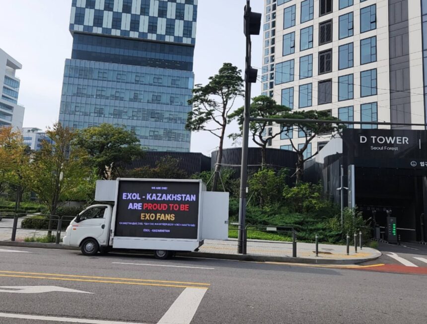 Truk protes dari penggemar EXO/ Foto: X