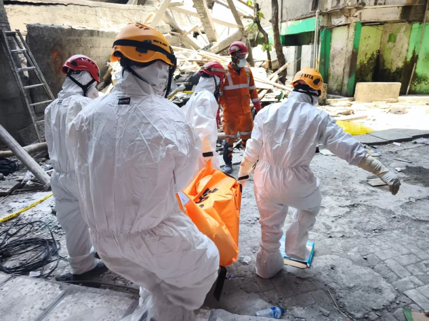 Evakuasi jenazah santri Ponpes Al Khoziny Sidoarjo/ Foto: capture Radar Sidoarjo