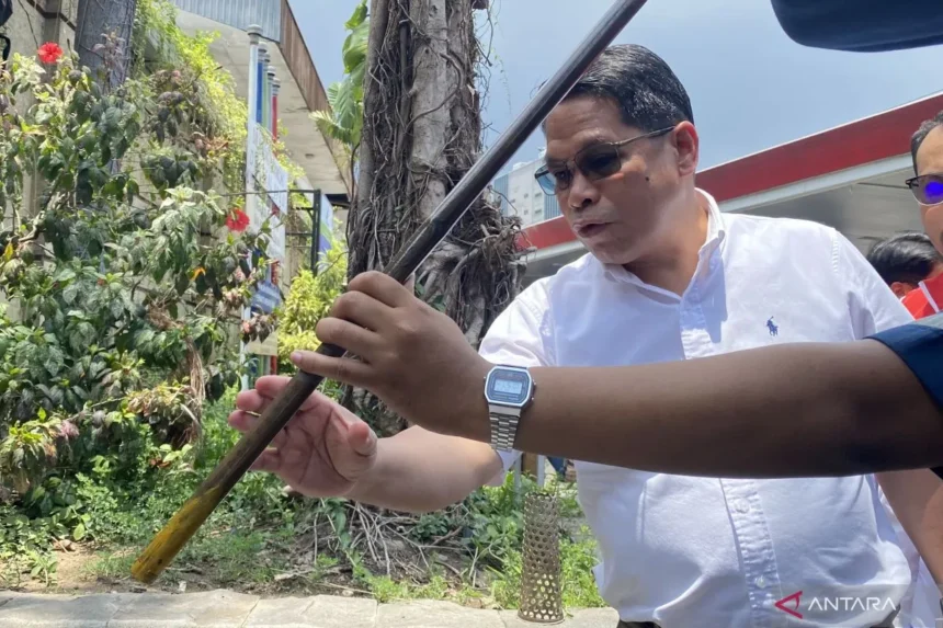 Kementerian Energi dan Sumber Daya Mineral (ESDM) melakukan uji pasta air terhadap bahan bakar minyak (BBM) jenis pertalite, Surabaya Jawa Timur/ Foto: ANTARA