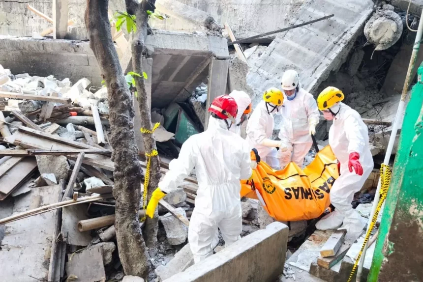Basarnas evakuasi jenasah di reruntuhan Ponpes Al Khoziny Sidoarjo / Foto: Ist