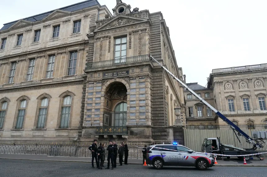 Polisi berjaga di sekitar Museum Lovre Paris pasca pencurian perhiasan/ Foto: capture People