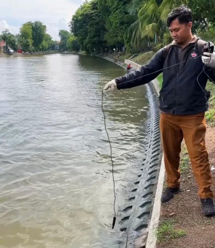 Tim DLH Kota Surabaya sedang memeriksa sampel air di Sungai Kalimas Surabaya/ Foto: freepik