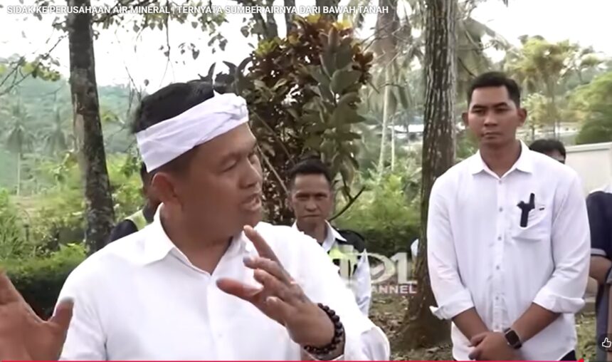Tangkapan layar Dedi Mulyadi saat sidah ke gudang air mineral / Foto: youtube