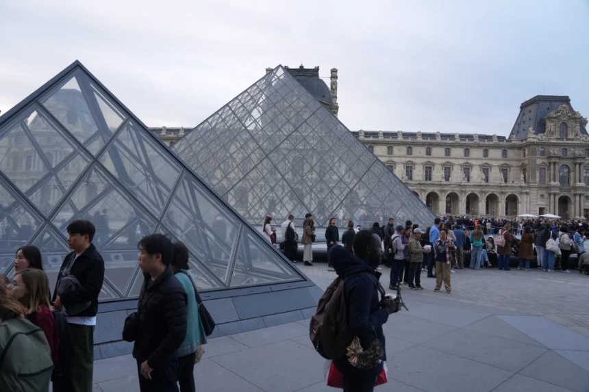 Museum Louvre kembali dibuka untuk umum / Foto: APNews