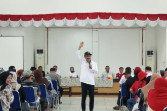 Menteri Sosial, Saifullah Yusuf saat turun langsung meninjau penyaluran bansos di kantor Kecamatan Cibinong, Kabupaten Bogor / Foto: Bogor Update
