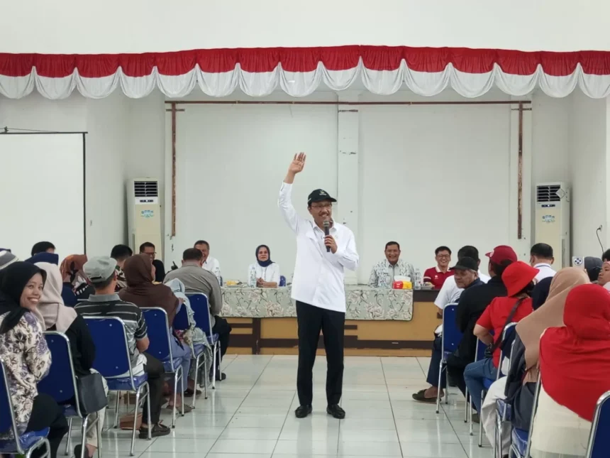 Menteri Sosial, Saifullah Yusuf saat turun langsung meninjau penyaluran bansos di kantor Kecamatan Cibinong, Kabupaten Bogor / Foto: Bogor Update