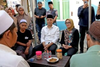 Eri Cahyadi bersama Rini Indriyani takziah ke keluarga korban gedung roboh Ponpes Al Khoziny / Foto; Pemkot Surabaya