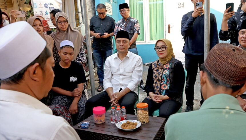 Eri Cahyadi bersama Rini Indriyani takziah ke keluarga korban gedung roboh Ponpes Al Khoziny / Foto; Pemkot Surabaya