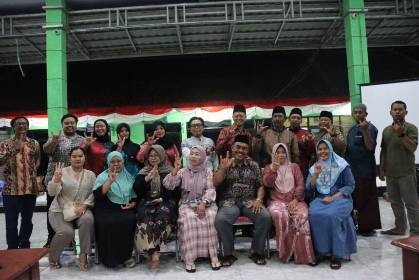 Para akademisi dari UPN Veteran Jatim foto bersama dengan para peserta pelatihan/dok.aktual.co.id