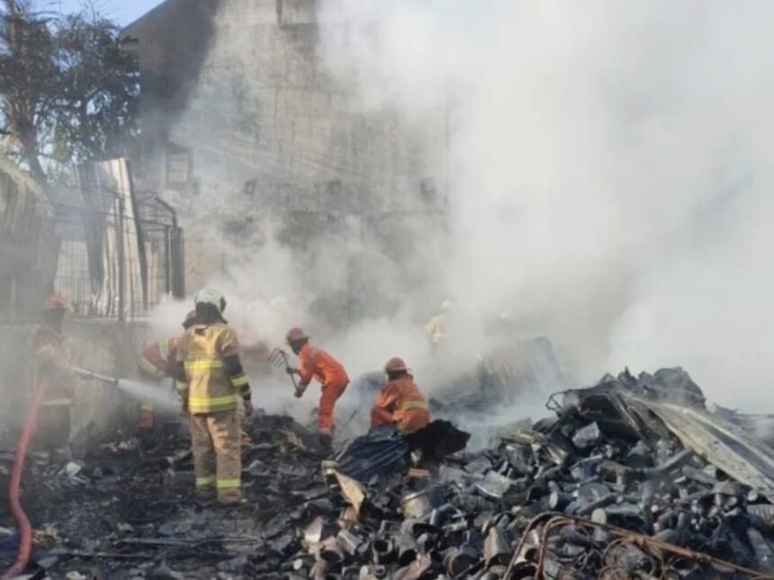 Tim pemadam kebakaran Pemkot Surabaya sedang pembasahan area terdampak kebakaran/ Foto: Pemkot Surabaya
