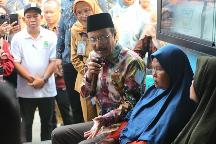 Mensos Saifullah Yusuf bersama warga/ Foto: kemensos RI