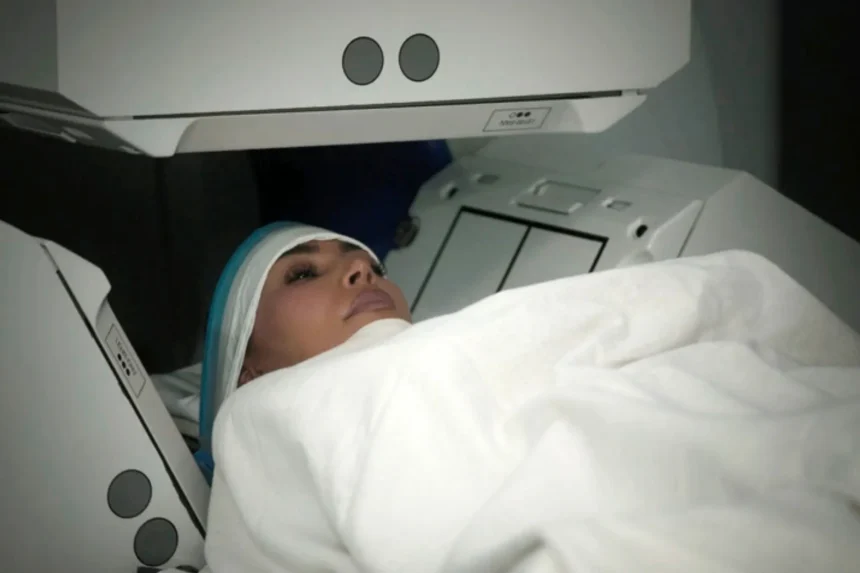 Kim Kadarshian saat menjalani RMI untuk memeriksan Aneurisma / Foto: People