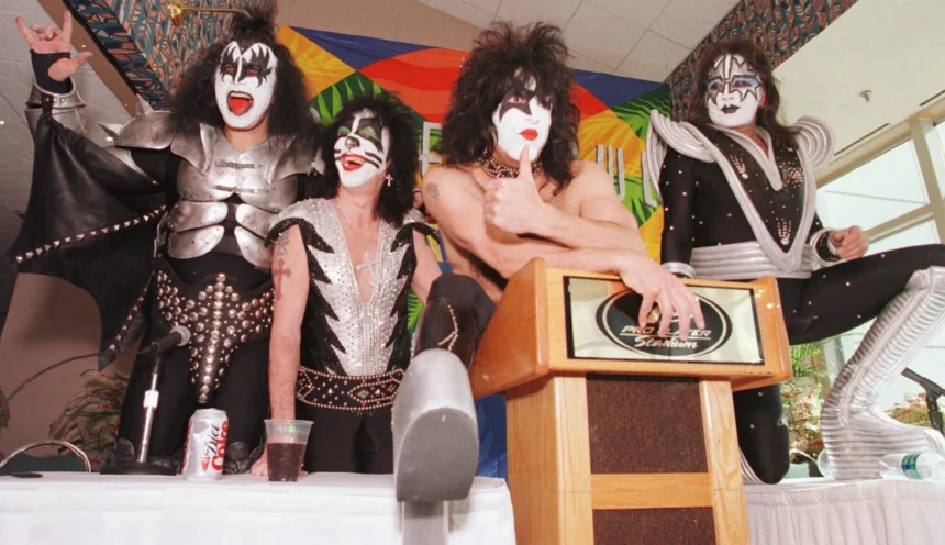 Para anggota grup rock Kiss, dari kiri, Gene Simmons, Peter Criss, Paul Stanley, dan Ace Frehley, berpose untuk foto dalam konferensi pers, Jumat, 29 Januari 1999, di Pro Player Stadium, Miami / Foto: courtesy AP