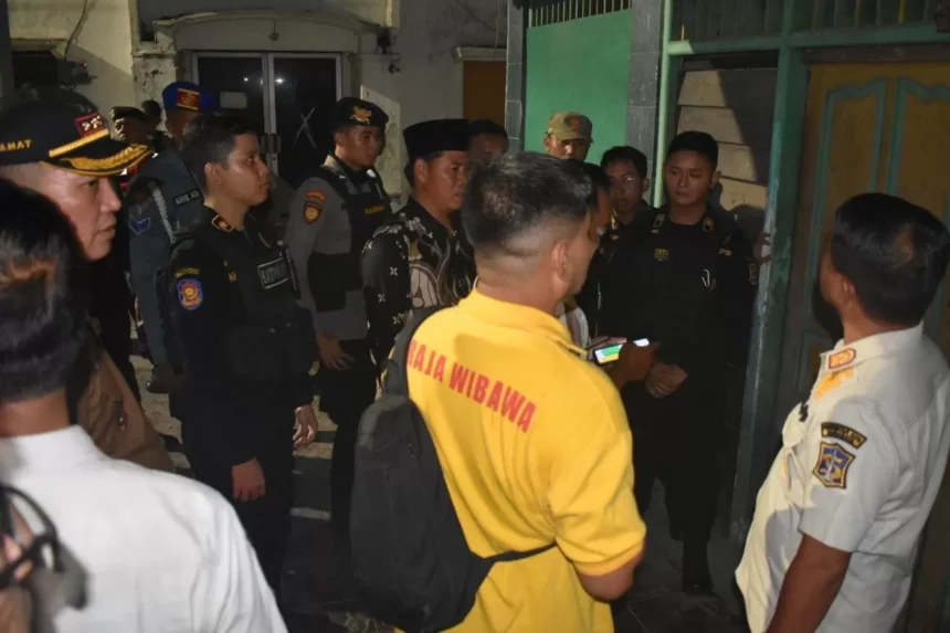 Petugas gabungan razia dieks lokalisasi Moroseneng/ Foto: Radar Surabaya