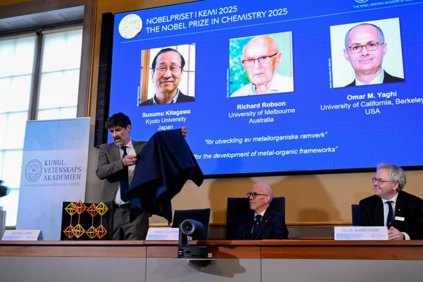 Komite Nobel menunjukkan hasil penelitian ketiga peneliti kimia/ Foto: AP News