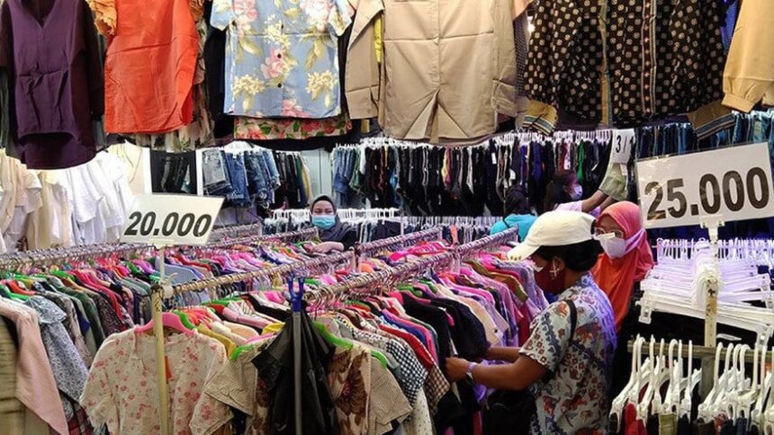 Bisnis baju bekas import/ Foto: Ist