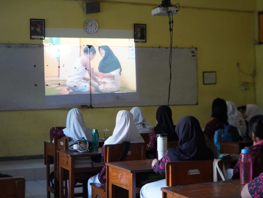 Para siswa saat menonton film yang menjadi materi dalam acara tersebut/dok.aktual.co.id