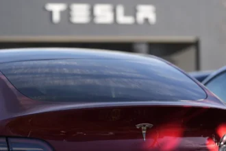 Tesla model Y dirancang dengan harga rendah / Foto: AP News
