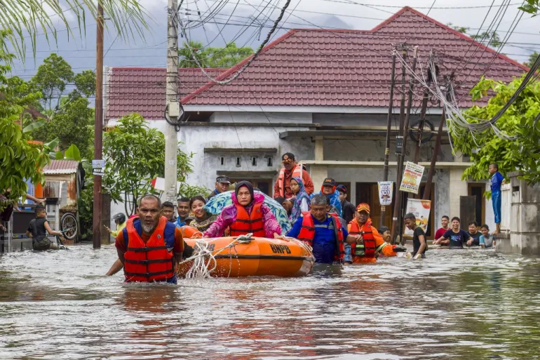 Tim BPBD sedang melakukan evakuasi korban banjir/ Foto: Ist