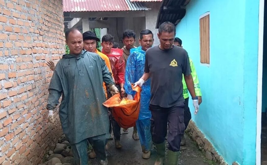 Petugas gabungan mencari korban banjir bandang di Salareh Aia, Kecamatan Palembayan, Kabupaten Agam, Sumatera Barat/ Foto: capture ANTARA