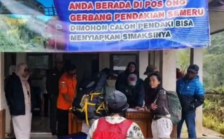 Para pendaki didata ulang setelah sampai basecamp Gunung Semeru/ Foto: capture ANTARA