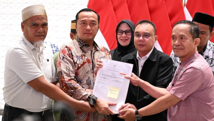 Mensesneg Prasetyo Hadi dan Wakil Ketua DPR Sufmi Dasco Ahmad menunjukkan surat rehabiltasi/ Foto: Setneg