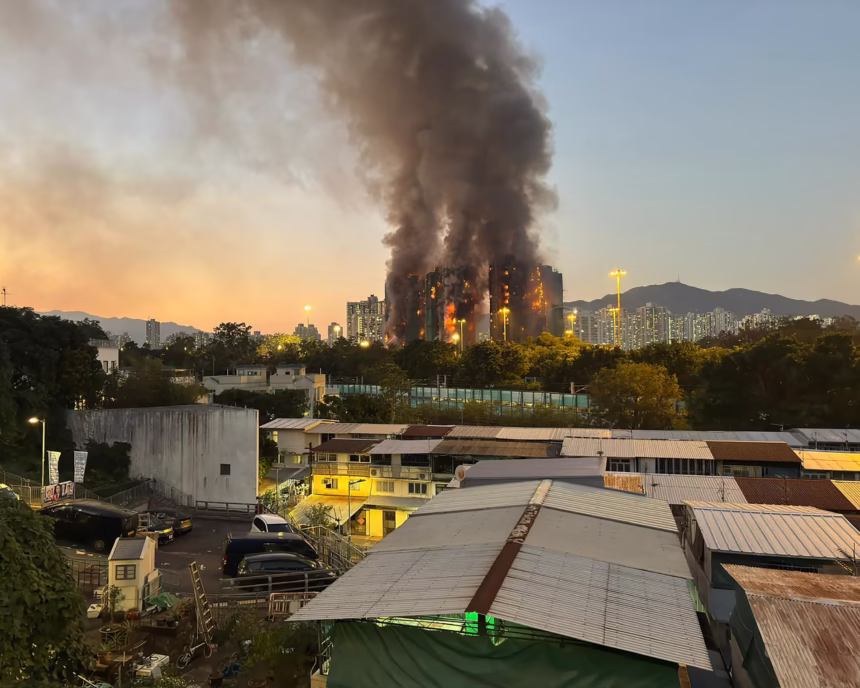 Kebakaran gedung di Hong Kong terlihat dari kejauhan/ Foto: capture The Guardian