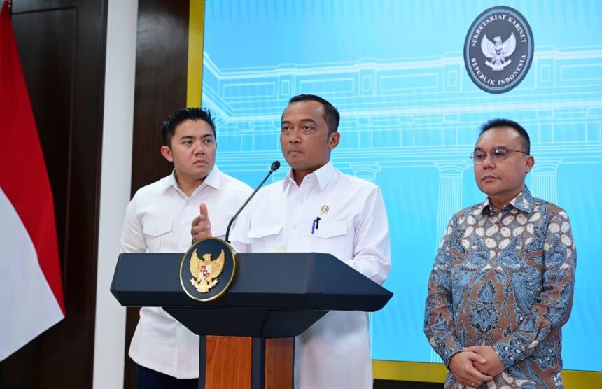 Wakil Ketua DPR RI Sufmi Dasco Ahmad, Menteri Sekretaris Negara (Mensesneg) Prasetyo Hadi, dan Sekretaris Kabinet (Seskab) Teddy Indra Wijaya saat memberikan keterangan pers/ Foto: Setneg