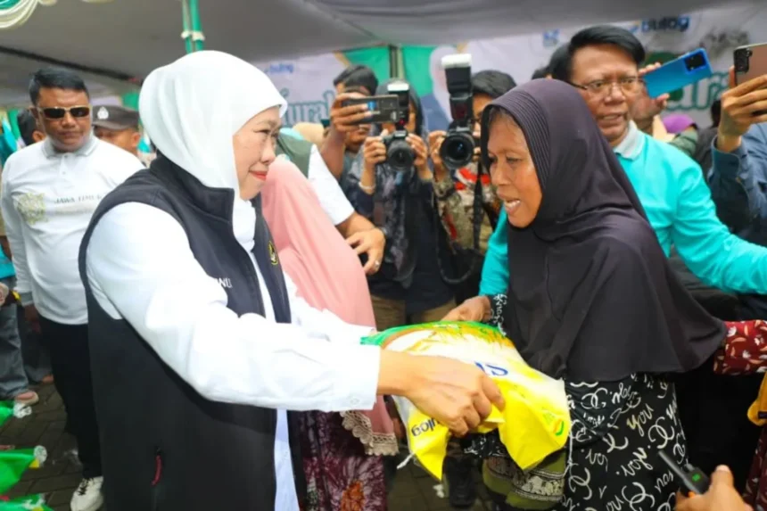 Gubernur Khofifah menyerahkan bantuan ke masyarakat di Pasuruan/ Foto: capture ANTARA