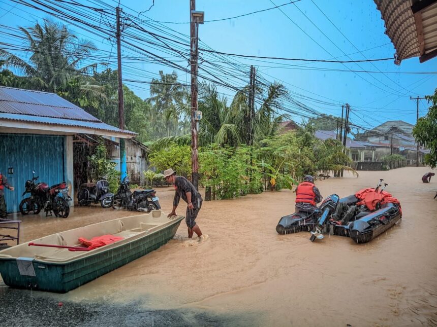 Satgas terus melakukan patroli untuk penyelamatan warga terdampak banjir/ Foto: Pemkot Padang