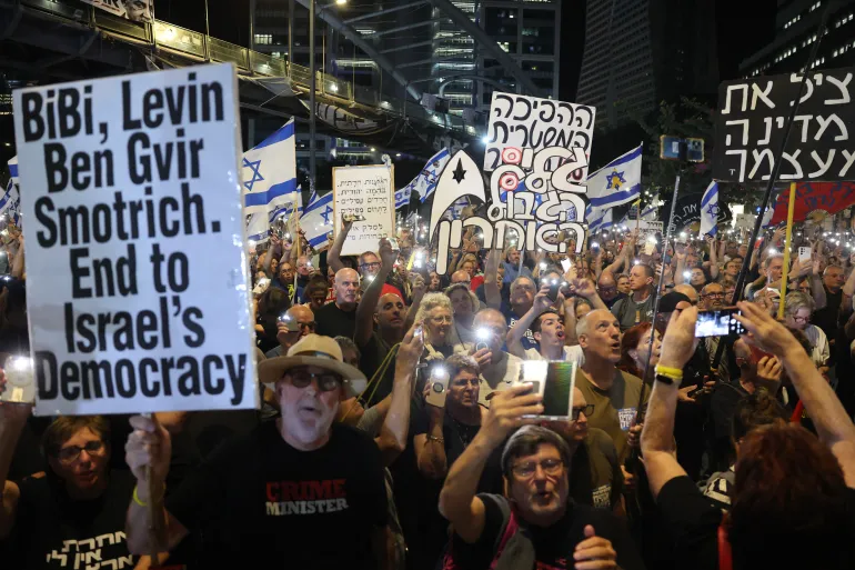 Para pengunjuk rasa Israel berdemonstrasi menentang Perdana Menteri Benjamin Netanyahu dan menuntut pembentukan komisi penyelidikan negara atas peristiwa 7 Oktober, di Tel Aviv, pada 8 November 2025/ Foto: capture Al Jazeera
