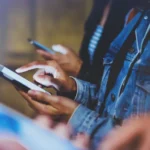 Ilustrasi menggunakan ponsel/ Foto: capture Meta