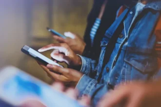 Ilustrasi menggunakan ponsel/ Foto: capture Meta