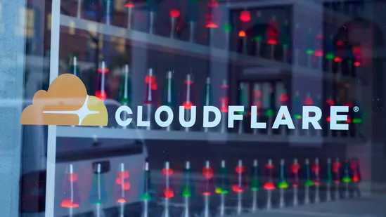 Cloudflare menggambarkan dirinya sebagai salah satu jaringan terbesar di dunia/ Foto: capture Hindustan Time