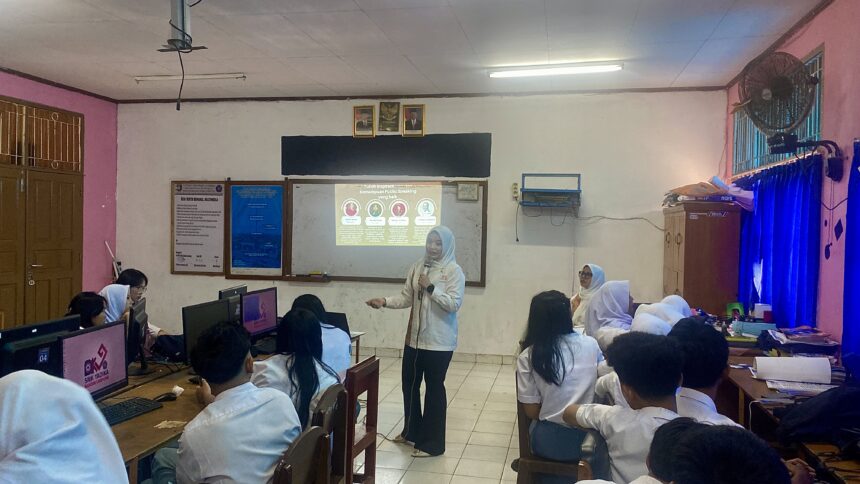 Dosen Ilkom saat memberikan pelatihan/dok.aktual.co.id