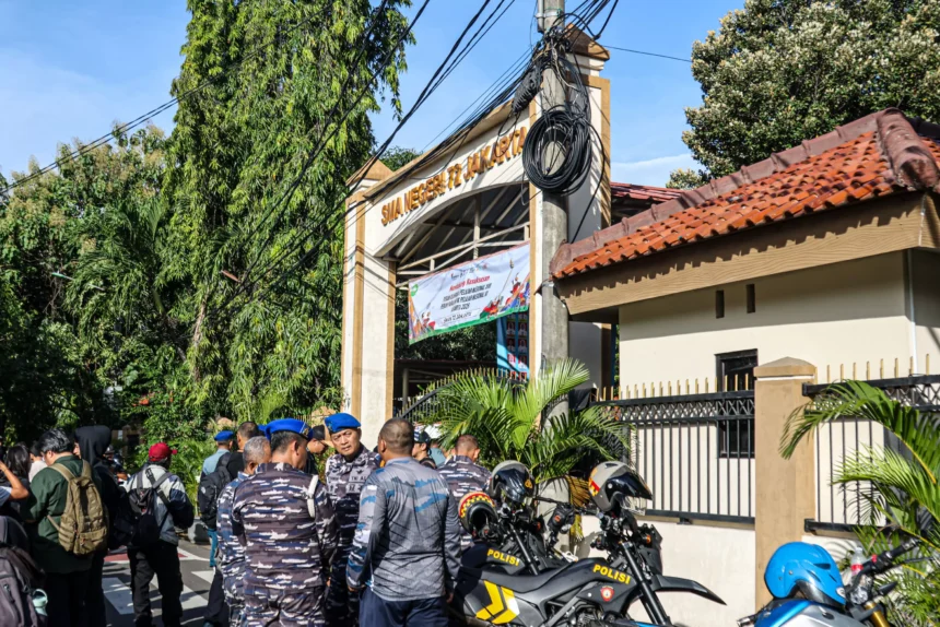Petugas mengamankan lokasi SMAN 72 Jakarta Timur/ Foto: JP