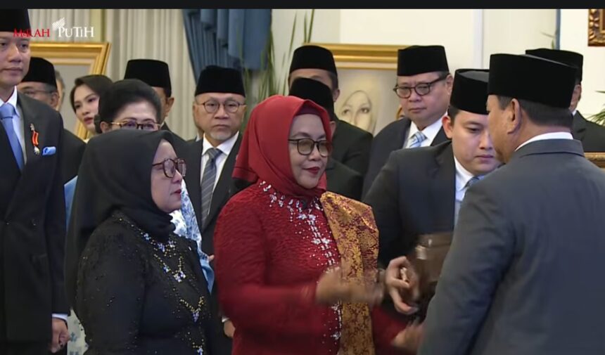 Tangkapan layar keluarga Marsinah saat menghadiri gelar pahlawan di Istana Negara/ Foto: youtube