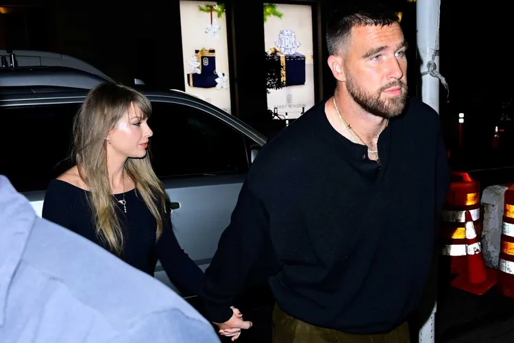 Travis Kelce dan Taylor Swift saat kedapatan berdua di New York City / Foto: People