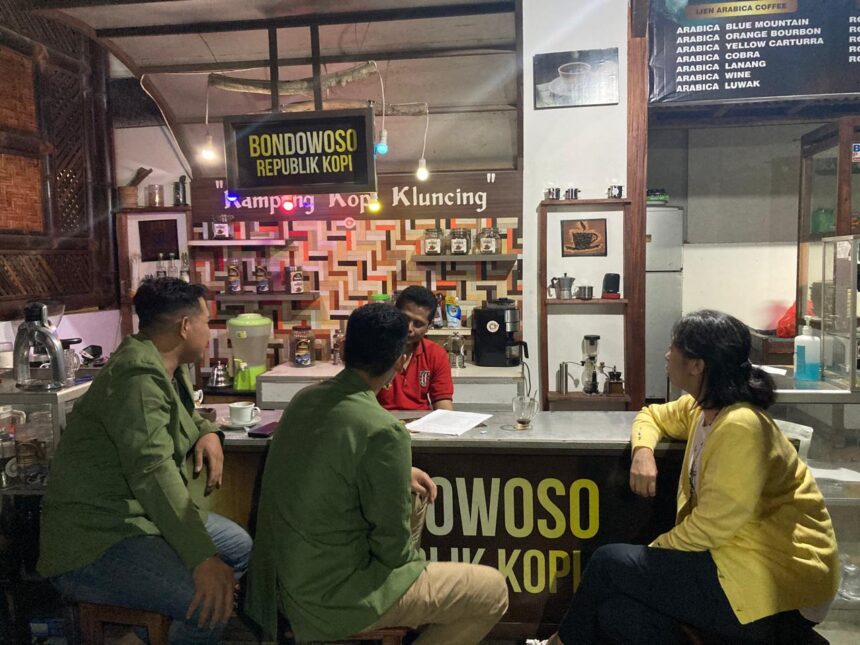 Tim Pengabdian dari UPN Veteran Jatim saat survie awal di kedai kopi/dok.aktual.co.id