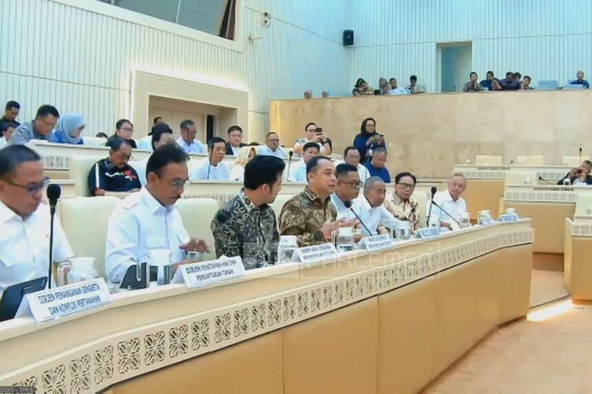 Walikota Surabaya Eri Cahyadi saat menghadiri rapat dengar pendapat di DPR RI/ Foto: Pemkot Surabaya