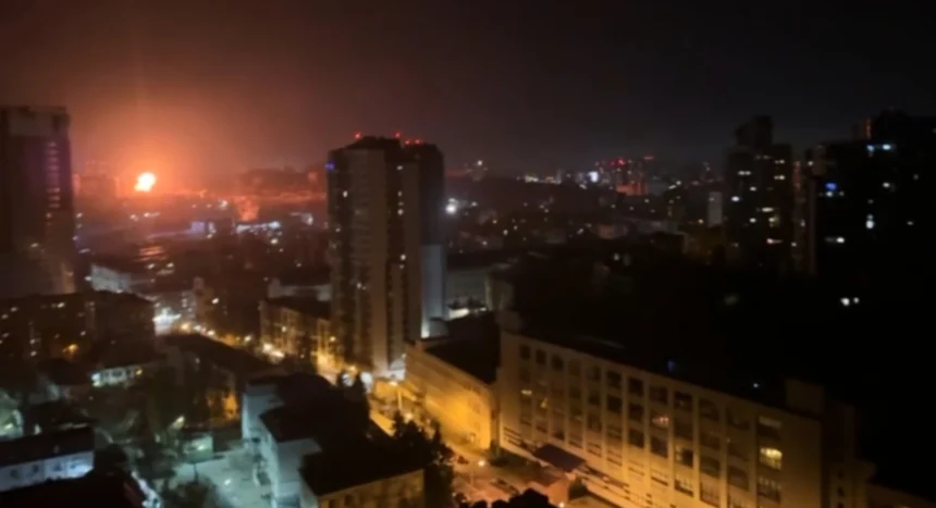 Tangkapan layar bom menyerbu Kota Kyiv, Ukraina/ Foto: APNews