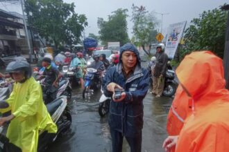 Wali Kota Eri Cahyadi saat melakukan sidak banjir/ Foto: Pemkot Surabaya