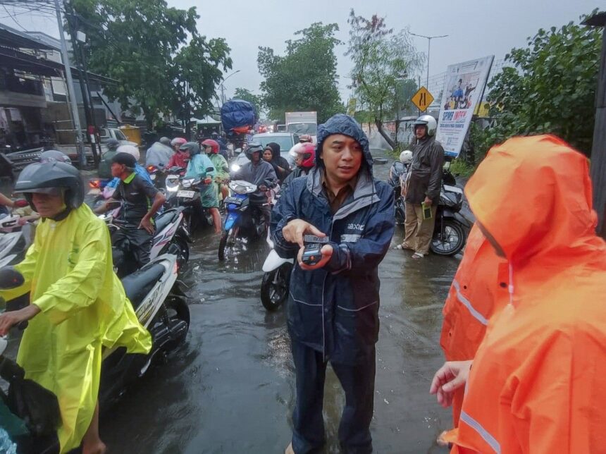 Wali Kota Eri Cahyadi saat melakukan sidak banjir/ Foto: Pemkot Surabaya