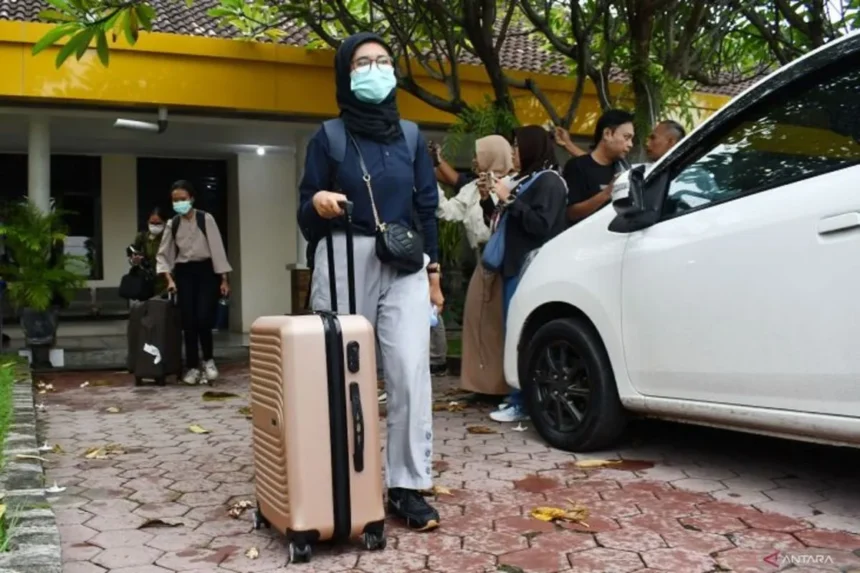 Petugas KPK membawa dokumen yang disimpang dalam koper Dinas Pekerjaan Umum, Perumahan dan Kawasan Permukiman (PUPKP) Kabupaten Ponorogo, Jawa Timur/ Foto; Courtesy ANTARA